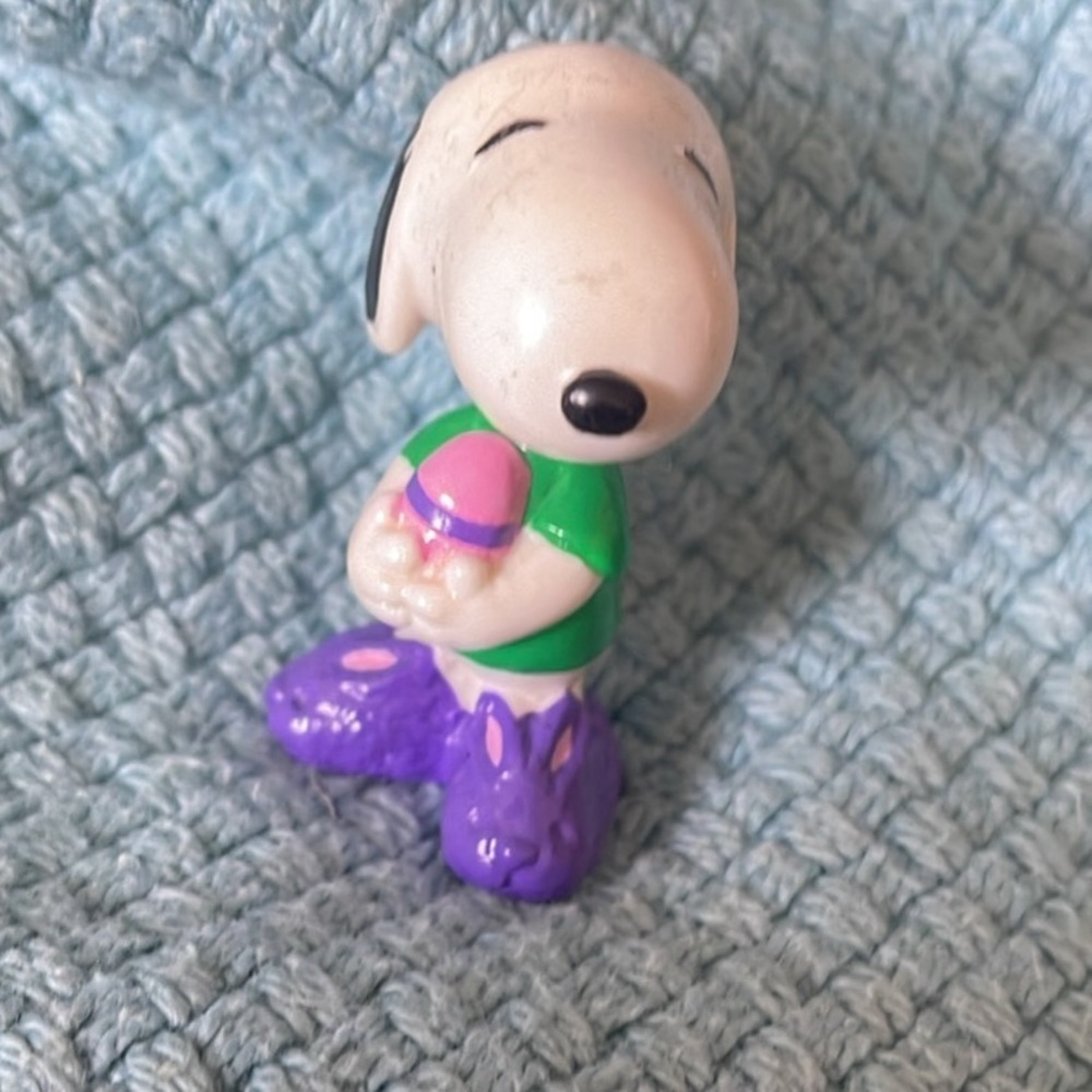 Whitman SNOOPY Figure COOL EASTER BEAGLE With Egg.